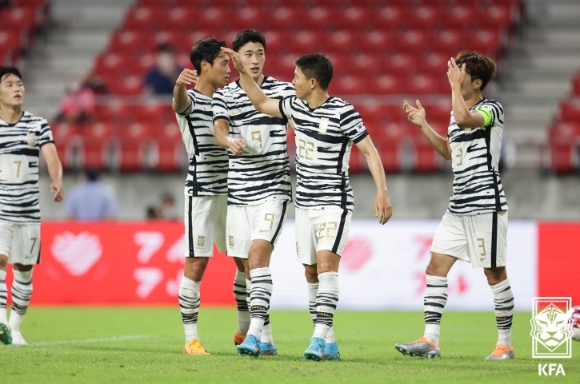남자 대표팀이 권창훈의 골이 터진 이후 기쁨을 나누고 있다.