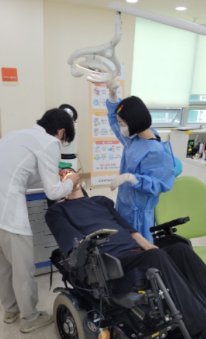 송파구가 본격 재개한 장애인 치과 무료 진료 모습