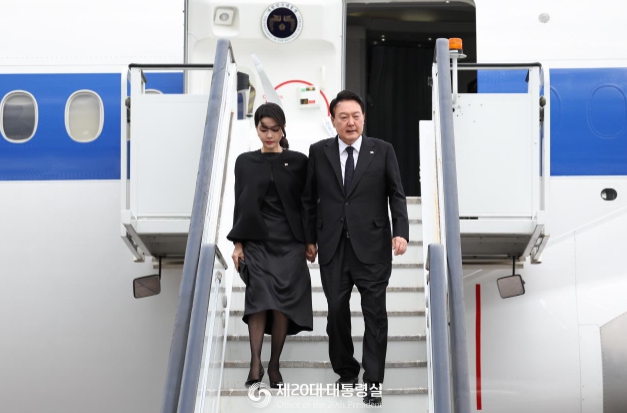 현지시간 9월 18일 윤석열 대통령은 영국 공항에 도착했다. 