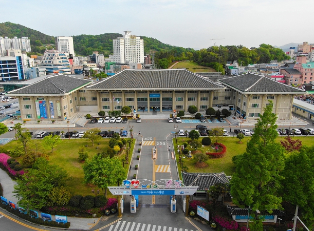  ‘제56회 여수거북선축제’가 30일 종포해양공원 일원에서 화려한 막을 올렸다.