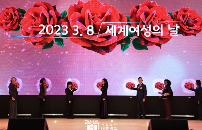 3월 8일 김건희 여사는 세계 여성의 날 기념식에 참석했다.