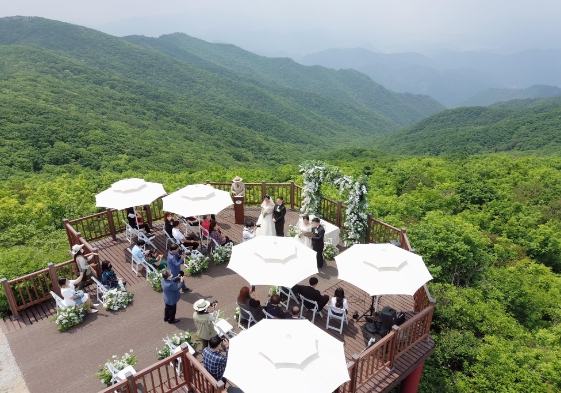 국립공원 친환경 숲속 결혼식 운영 사진(소백산국립공원 연화봉 산상 결혼식)