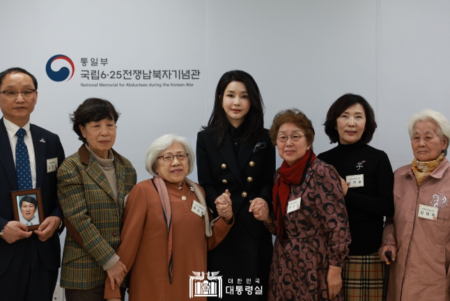 4월 12일 김건희 여사는 납북자·억류자 가족을 만나 위로했다.