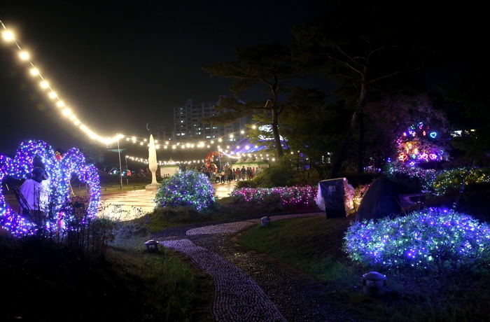 김해시 가야문화축제 ‘가야빛철 테마거리’ 점등식 개최, “7일까지 축제의 밤을 책임진다”