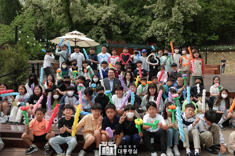 5월 4일 윤석열 대통령 부부는 용산어린이정원 개방행사에 참석했다.