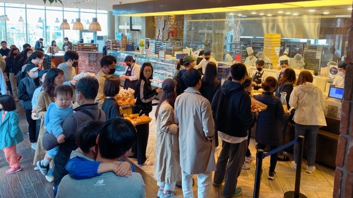 박상돈 천안시장이 지난 3월 25일 베리베리 빵빵데이 호두과자 굽기 체험행사에 참여한 시민들과 이야기를 나누고 있다.