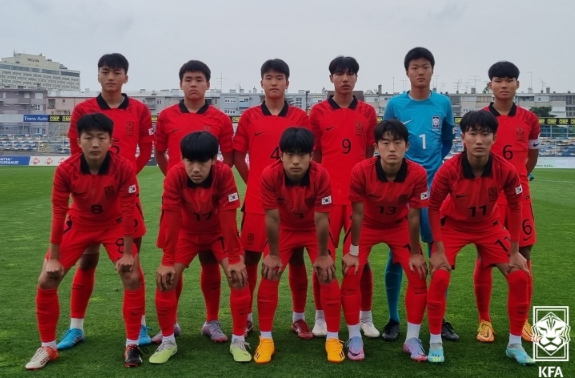 크로아티아와의 경기에 나선 한국 U-15 대표팀 선발 선수들의 모습.