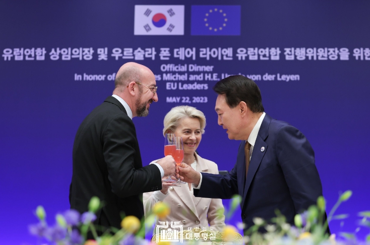 5월 22일 윤석열 대통령은 샤를 미셸 EU 상임의장, 우르줄라 폰 데어 라이엔 EU 집행위원장과 공식 만찬을 가졌다.