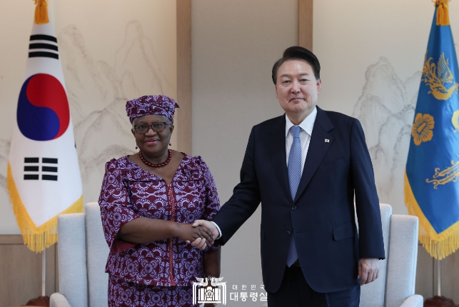 5월 23일 윤석열 대통령은 응고지 오콘조-이웰라 WTO 사무총장을 접견했다.
