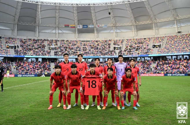 에콰도르와의 16강전에 선발 출장한 한국 선수단의 모습. 박현빈이 부상으로 조기 귀국한 박승호(18번)의 유니폼을 들고 있다. 