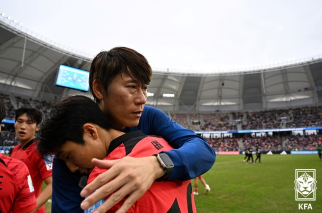 김은중 감독이 나이지리아를 꺾고 4강에 오른 뒤 선수들을 안아주며 눈물을 흘리고 있다.