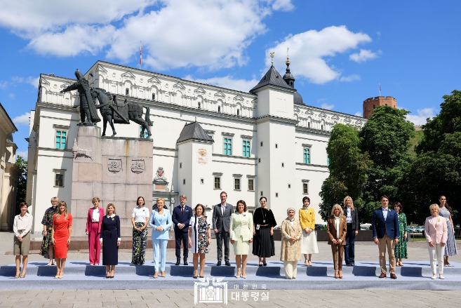 7월 12일 김건희 여사는 NATO 정상회의 공식 배우자 프로그램에 참석했다.
