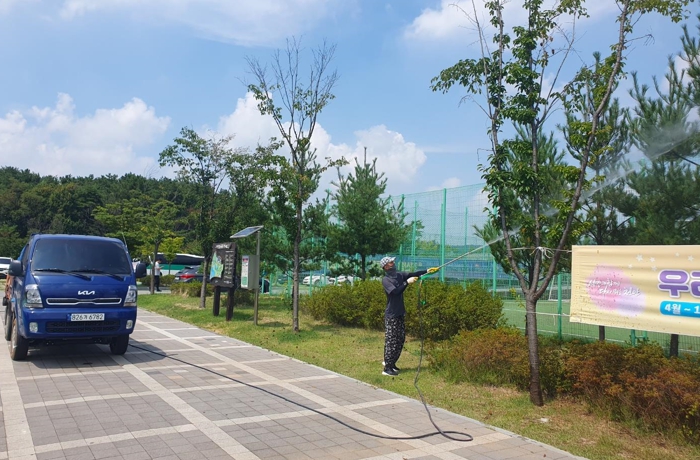 천안시 도시숲관리단이 공원 내 수목에 긴급 방제를 실시하고 있다.