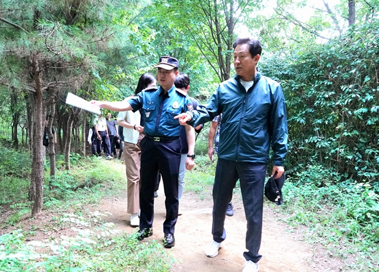 오세훈 서울시장(사진 오른쪽)이 18일(금) 오후 관악산 등산로 범죄현장으로 이동 중에 박민영 관악경찰서장(사진 왼쪽)으로부터 설명 듣고 있다.