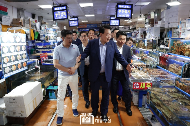 8월 31일 윤석열 대통령은 노량진 수산시장에 방문하여 상인들을 격려하고 오찬을 가졌다.