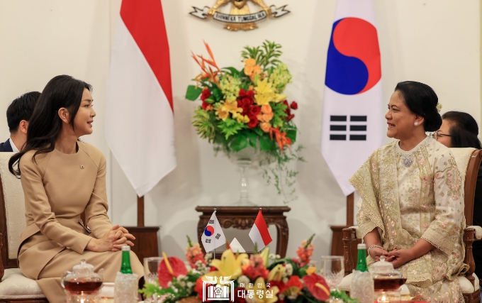 9월 8일 김건희 여사는 인도네시아 대통령 배우자 이리아나 위도도 여사와 친교 차담을 가졌다.