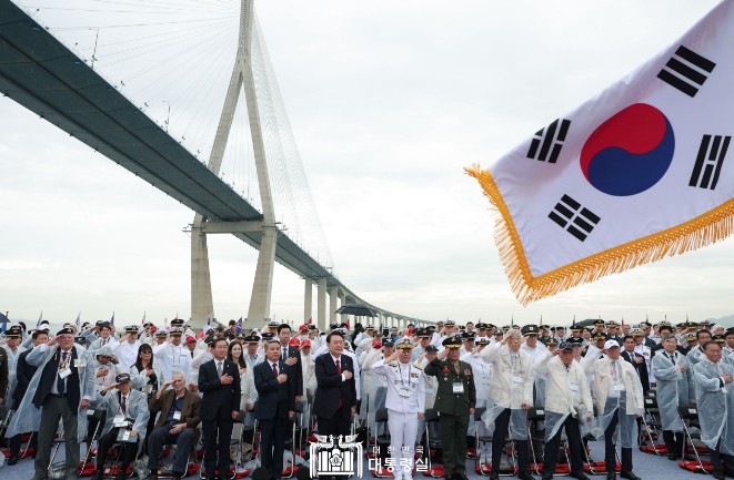 9월 15일 윤석열 대통령은 인천항 수로에서 개최된 ‘제73주년 인천상륙작전 전승행사’를 주관했다.