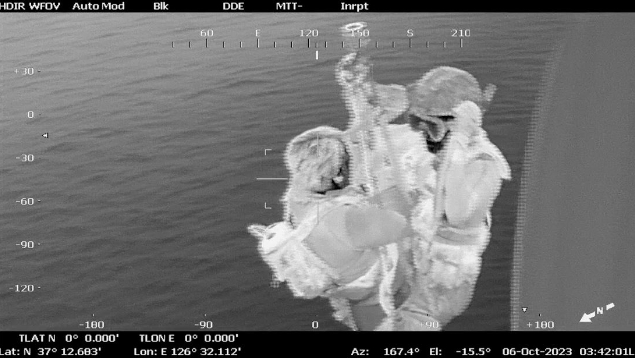 [헬기열영상장비촬영]호이스트를 활용해 갯벌 고립자를 구조하는 인천회전익항공대 항공구조사들