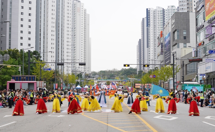세계인과 함께 즐기는 천안흥타령춤축제 2023 거리댄스 퍼레이드